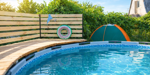 Antyglon do basenu – jak stosować, by cieszyć się krystalicznie czystą wodą przez cały sezon